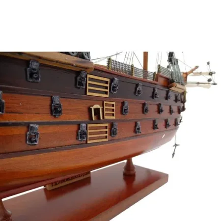 Drewniany model jednego z najsłynniejszych żaglowców w historii - HMS “Victory