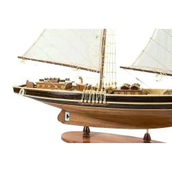 Drewniany model żaglowca, sławnego rybackiego szkunera dwumasztowego Bluenose