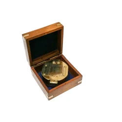 Duży mosiężny kompas żeglarski w stylowym, marynistycznym pudełku z drewna