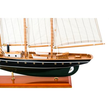 Drewniany model historycznego żaglowca, trójmasztowego szkunera “Atlantic”