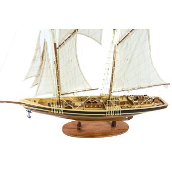 Drewniany model żaglowca, sławnego rybackiego szkunera dwumasztowego Bluenose