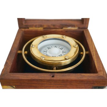 Mosiężna busola żeglarska w przeszklonym, marynistycznym pudełku z drewna - stylowy, żeglarski prezent