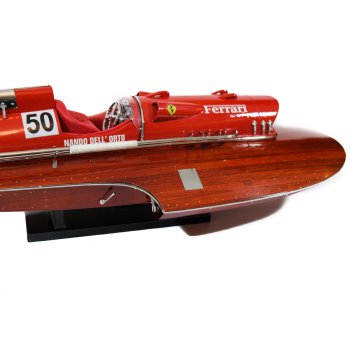 Model jedynej na świecie łodzi motorowej z silnikiem Ferrari, hydroplanu “Arno XI” który dzierży niepobity rekord prędkości od 1953 r.