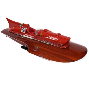 Model jedynej na świecie łodzi motorowej z silnikiem Ferrari, hydroplanu “Arno XI” który dzierży niepobity rekord prędkości od 1953 r.