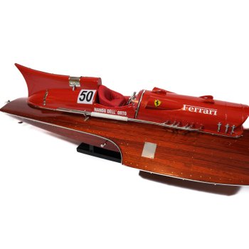 Model jedynej na świecie łodzi motorowej z silnikiem Ferrari, hydroplanu “Arno XI” który dzierży niepobity rekord prędkości od 1953 r.