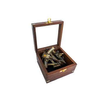 Mosiężny żeglarski sekstant w drewnianym pudełku z szybką