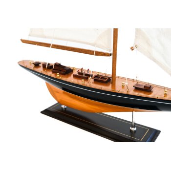 Drewniany model legendarnego jachtu J-Class