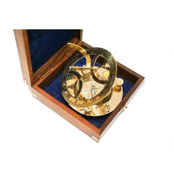 Mosiężny kompas żeglarski z zegarem słonecznym w marynistycznym, drewnianym pudełku