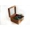 Mosiężny sekstant żeglarski w marynistycznym drewnianym pudełku ze szklanym wiekiem - morski symbol, marynistyczna dekoracja, żeglarski prezent